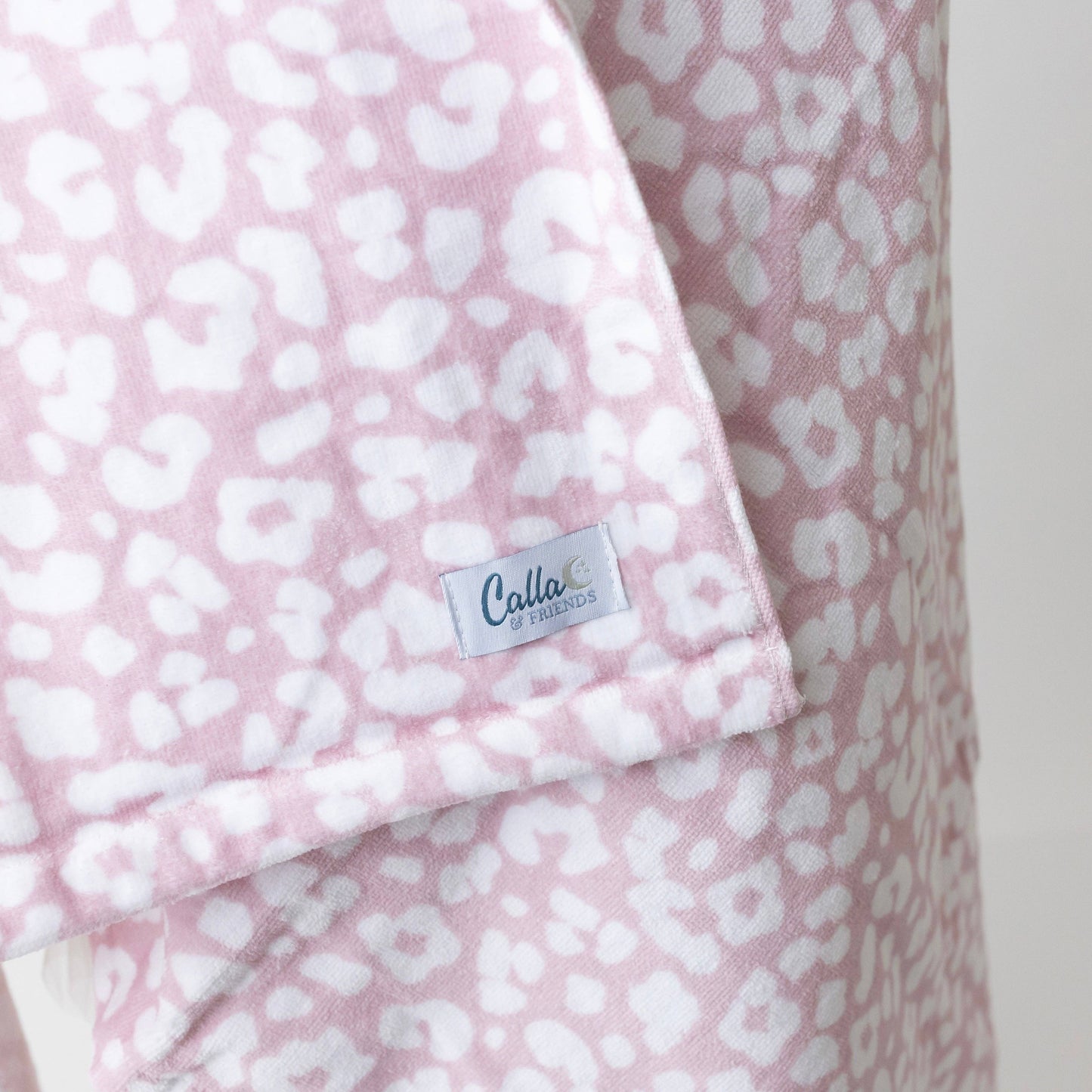 The Kenzie Beach Towel - Leopard: Petal Pink
